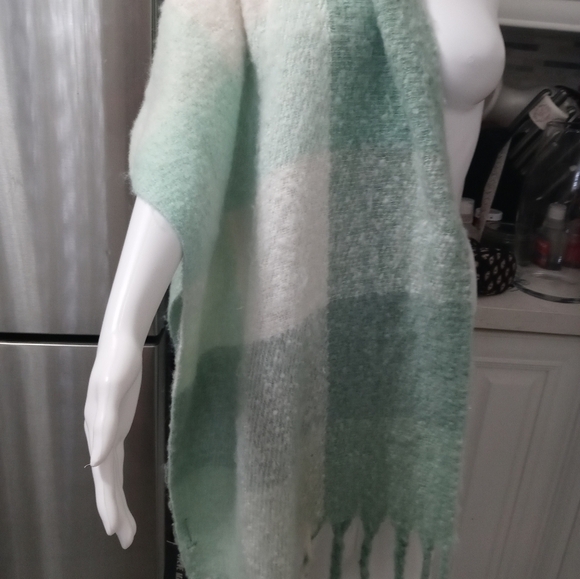 Steve Madden Sage white Buffalo plaid blanket Wrap with Fringe SMA-768 NEW - Picture 5 of 14